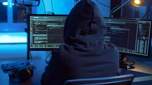 Hacker criando vírus de computador para ataque cibernético 27
