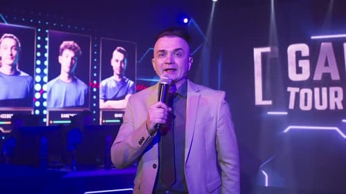Locutor masculino comentando torneo de juegos