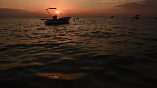 Pequeños barcos en la marina durante la puesta de sol