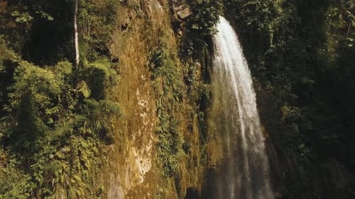 Cascade dans les montagnes.