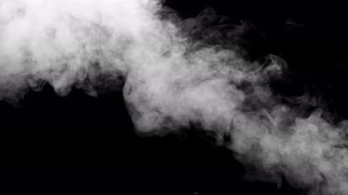 Weicher Nebel in Zeitlupe auf dunklem Hintergrund