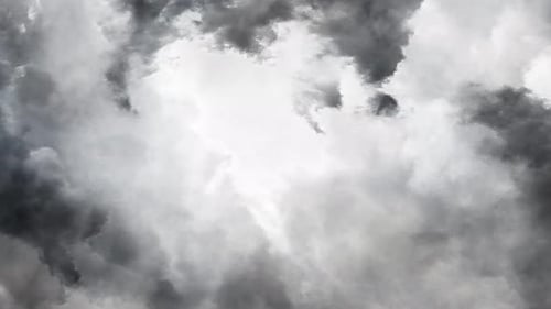 Un rayo de 4k cae entre las nubes que se mueven en el cielo gris