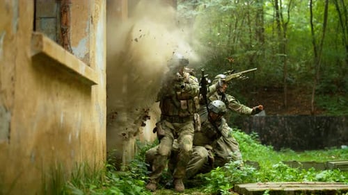 Des militaires en action, au Ralenti