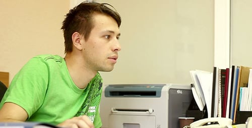 Mann surft im Internet auf dem PC im Büro