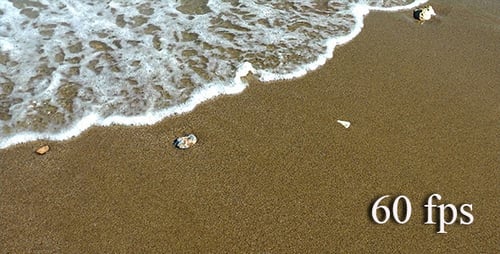 Wellen auf dem Strandsand
