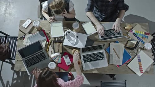 Equipe de design trabalhando na mesa
