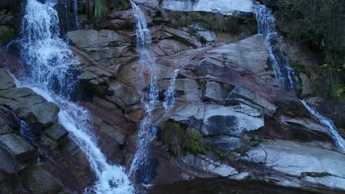 Wasserfall auf Felsen
