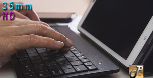 Frauen benutzen Tablet-Tastatur