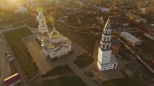 Vista aérea de la Catedral de la Transfiguración y la torre inclinada de Demidov en la soleada ciudad de otoño 07