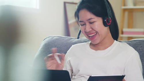 Vêtements décontractés pour femmes d'affaires indépendantes utilisant un ordinateur portable, visioconférence avec un client.