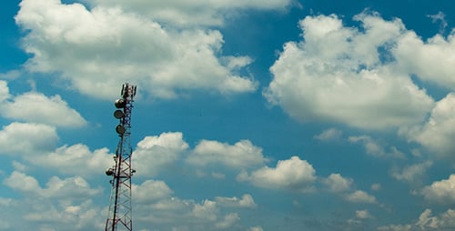 Torre de comunicación y nube