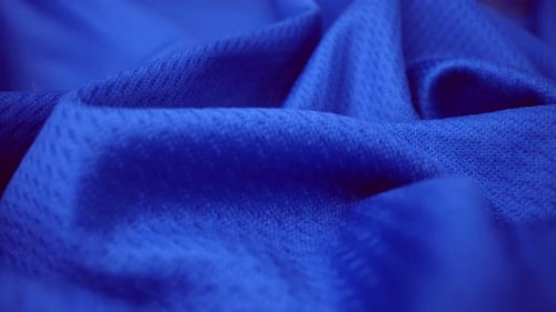 Nahaufnahme der detaillierten Stoffstruktur aus glänzendem Spandex-Tuch mit Dolly Shot.