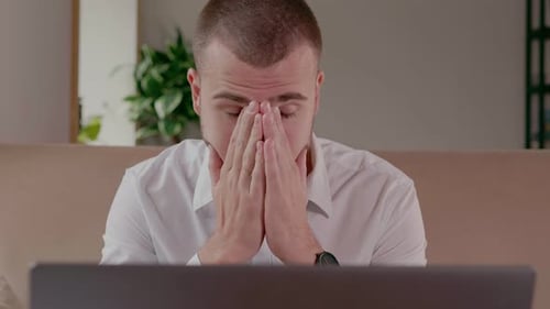 Jovem duvida fortemente de olhar para o laptop