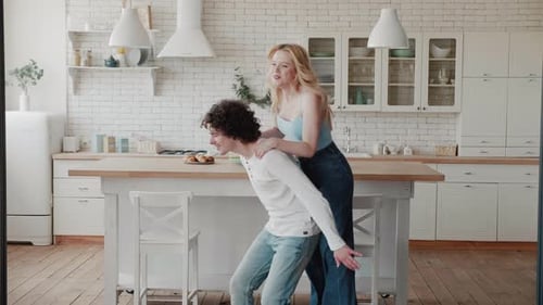 Zwei glückliche junge Leute haben Spaß in New Apartment