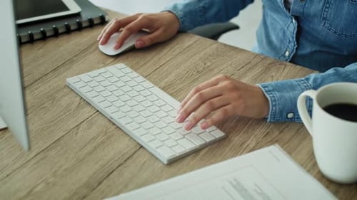 Nahaufnahme, Video-Tracking, Hände tippen auf der Tastatur