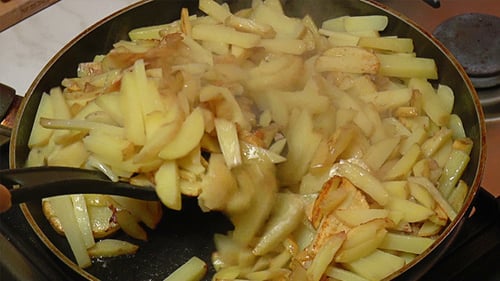 Frying Pan with Sliced Potatoes 813