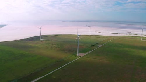 Windturbinen inmitten grüner Felder