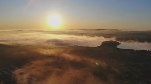 Landschaft mit Nebel am Morgen am See, majestätischer Sonnenaufgang oder Sonnenuntergang in der Landschaft