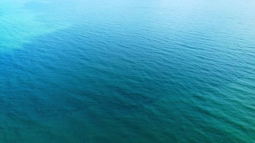 4K-Luftdrohnenaufnahme wunderschöner Meereswellen, Flug über das Meer.