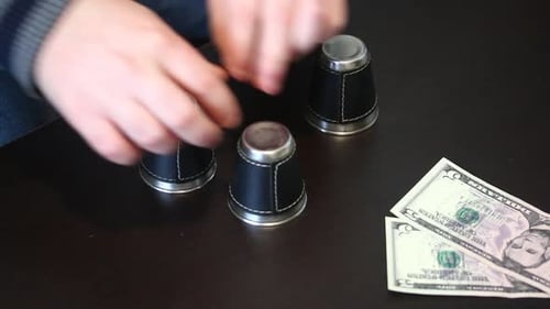 Trick mit Tassen und Bällen von Thimblerig