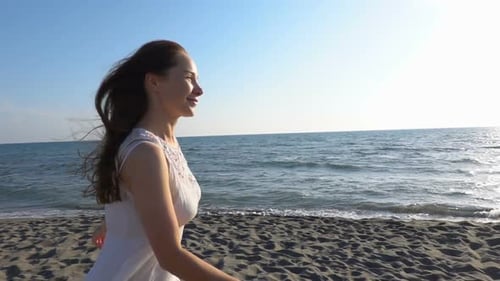 Mädchen rennt am Strand entlang