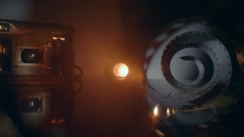 Kameraobjektiv durchläuft den verdrehten Film vor dem Hintergrund der mechanischen Kamera