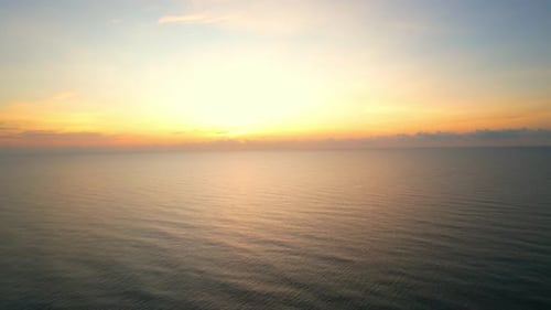 4K Drohnen-Luftaufnahme von wunderschönen Meereswellen, fliege über das Meer