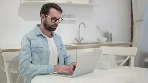 Bart Junger Mann benutzt Laptop im Büro