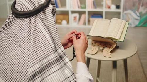 Mann liest Koran Beten Nahaufnahme Islamische Religion