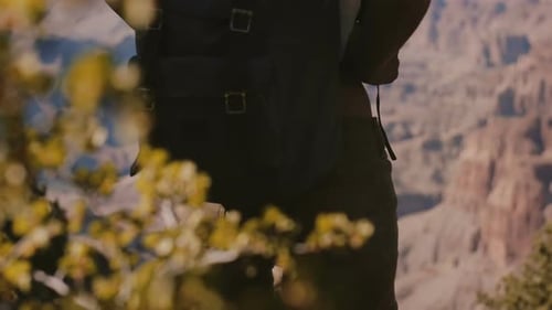 Rückansicht Nahaufnahme Kamera kippt auf glückliche junge Frau mit Rucksack beim Wandern bei unglaublichem Panorama