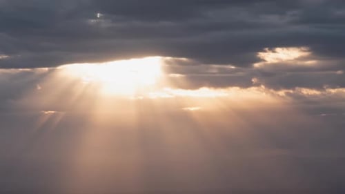 Rayons de soleil célestes qui brillent à travers les nuages Laps de temps zoom arrière