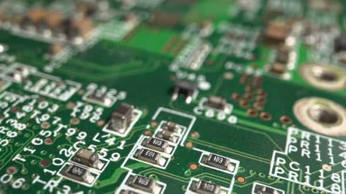 Extreme Nahaufnahme einer grünen Leiterplattenelektronik, aufgenommen mit Dolly