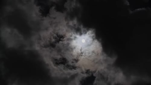 Vollmond bewegt sich zwischen Wolken