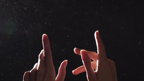Porträt zweier eleganter weiblicher, sonnenbeschienener Hände, Nahaufnahme, die nach oben gerichtet sind und mit entgegengesetzten Finger spielen