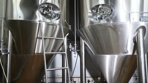 Bier im Metallbehälter