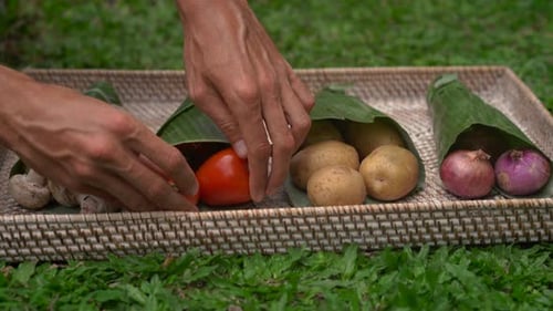 Concepto de embalaje de productos ecológico. Verduras envueltas en una hoja de plátano, como alternativa a un
