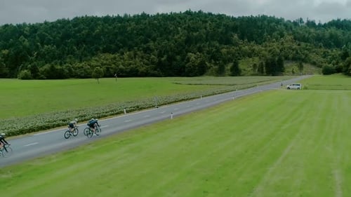 Team von Radfahrern fährt in wunderschöner Landschaft