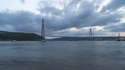 Vidéo en timelapse du pont Yavuz Sultan Selim par temps nuageux à Istanbul, en Turquie Aoz0036
