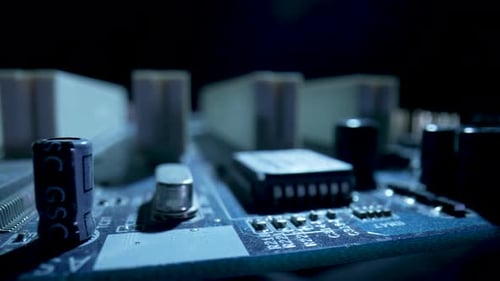 Computer-Mainboard-Mikroschaltung mit Chips, Steckplätzen, Kondensatoren und Sockel für Prozessor auf Schwarz