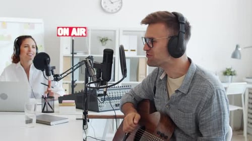 Gastmusiker bei Sendung im Radio