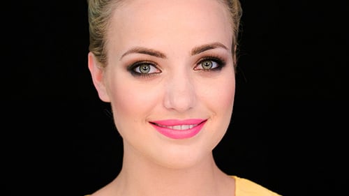 Portrait d'une belle femme souriante