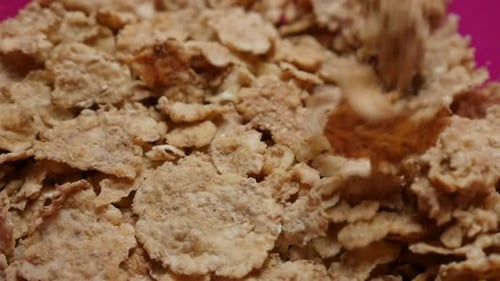 Feilschale mit Müsli energiereiches Morgenfrühstück in Zeitlupe 1080p FullHD-Aufnahmen - Reis a