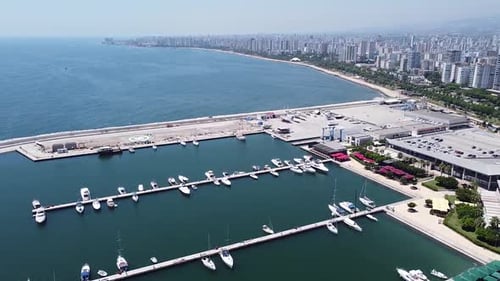 Luftaufnahme von Yachten und Booten, die am Yachthafen festgemacht sind, und Panorama der Küstenstadt