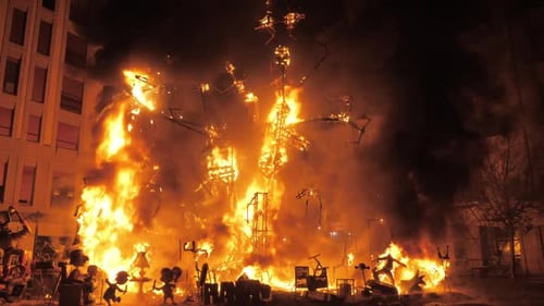 Des constructions festives traditionnelles en feu lors de la nuit des chutes à Valence