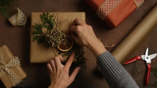 Weibliche Hände verzieren Weihnachtsgeschenk
