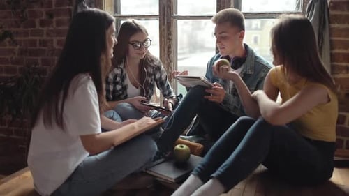 Étudiants ayant un travail d'équipe sur un projet