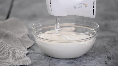 Eigelb in die Schüssel mit Kuchenteig geben, Kuchenteig mit Mixer mischen