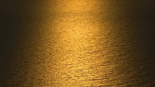 Surface de la mer ondulante sans fin dans la lumière dorée du coucher du soleil, belle nature