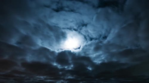 Wolken fegen im Mondlicht