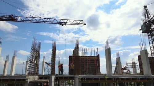 Turmdrehkrane und professionelle Arbeiter im Hochbeton Wohngebäude im Bau